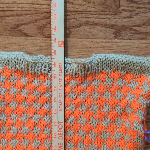 NEW! Hand Knit Acrylic Houndstooth Intarsia FITTED Sweater Vest Orange Tan S - Picture 9 of 9